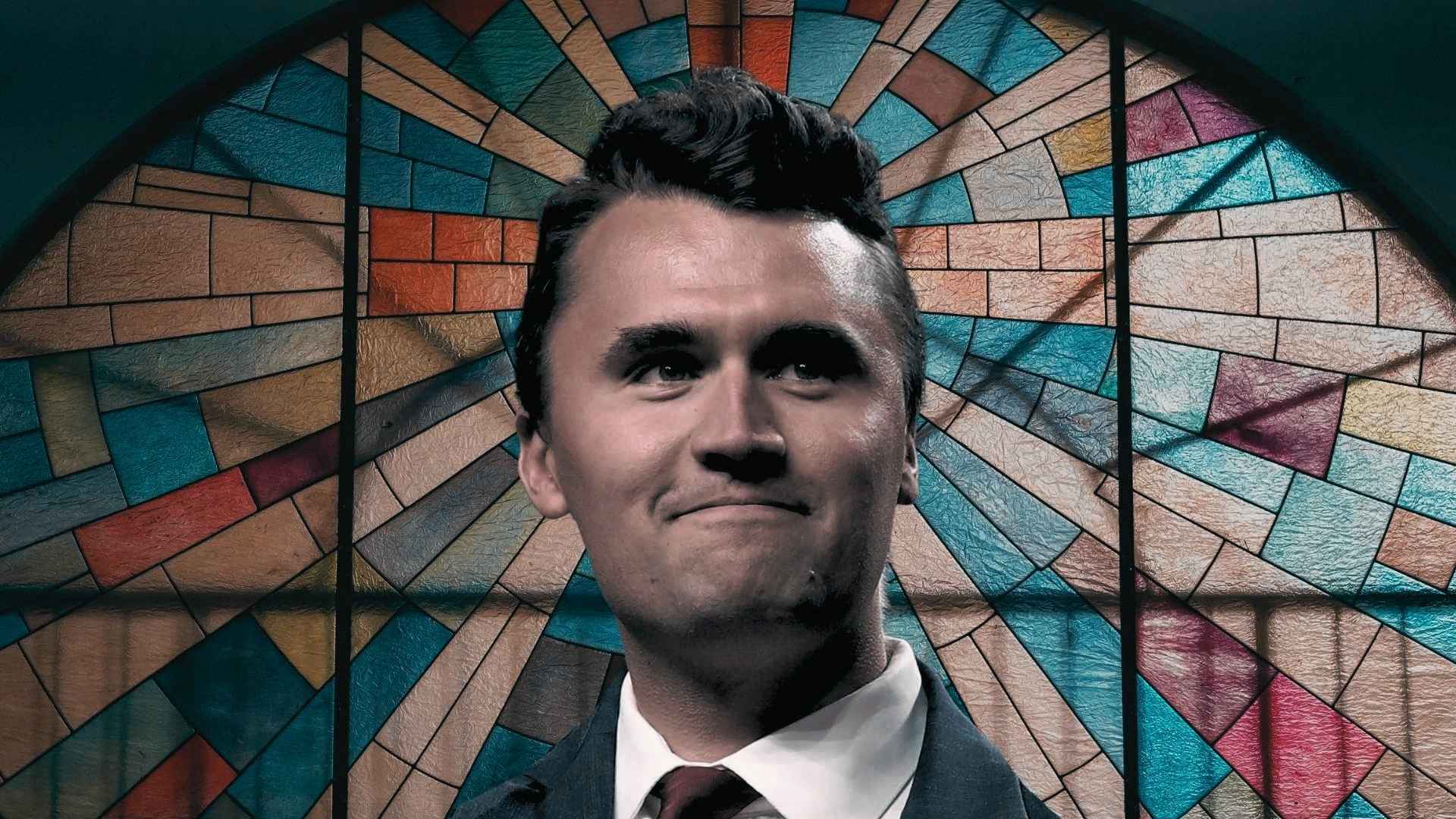 Charlie Kirk na tle kościelnego witrażu
