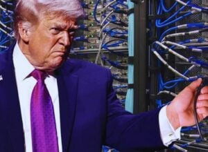 Wściekły Donald Trump wyjmuje wtyczkę z serwerowni (fotomontaż)