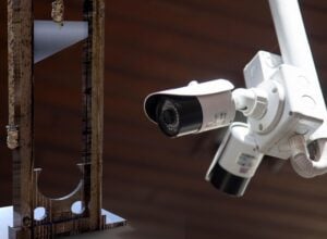Po lewej stronie drewniana gilotyna, po prawej podwójna kamera