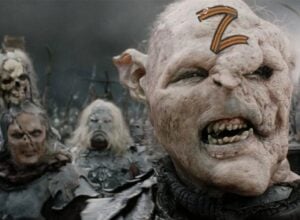 Orkowie z filmu "Władca Pierścieni", jeden z nich ma na czole symbol "Z"