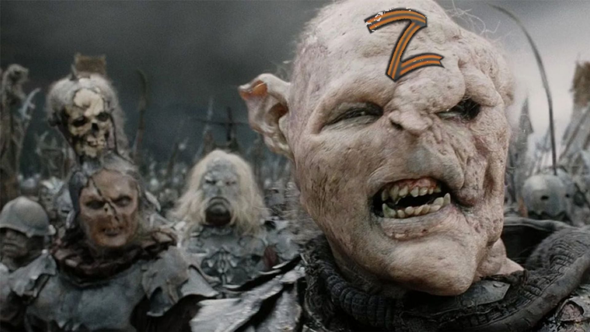 Orkowie z filmu "Władca Pierścieni", jeden z nich ma na czole symbol "Z"