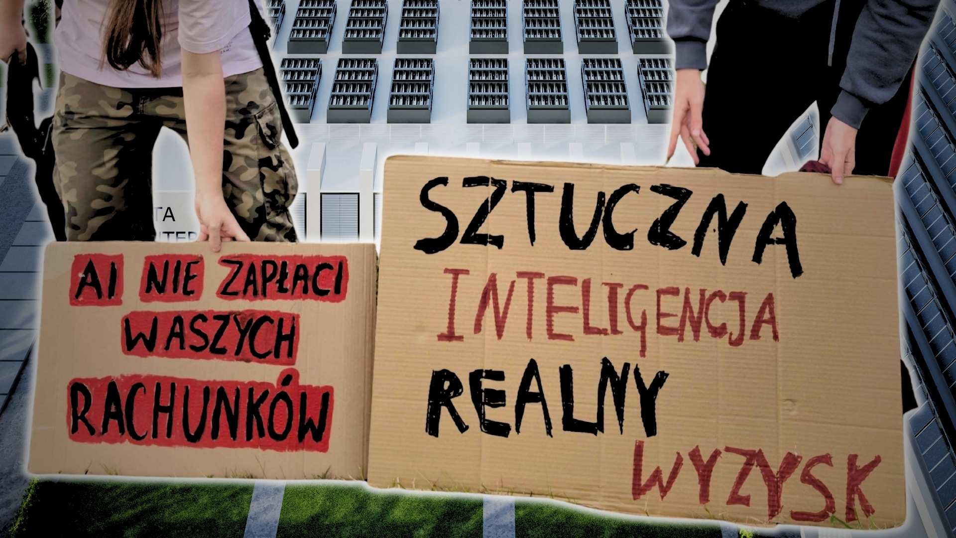 Dwie kartonowe tablice z protestu w Piasecznie, na jednej napis „AI nie zapłaci waszych rachunków”, na drugiej „Sztuczna inteligencja, realny wyzysk”