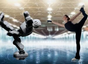 Wielkie oświetlone lodowisko, przodem do siebie na jednej nosze stoją robot (z lewej) i kobieta (z prawej)