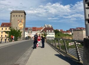 Niemieccy policjanci kontrolują osobę przekraczającą most łączący polski Zgorzelec z niemieckim Goerlitz