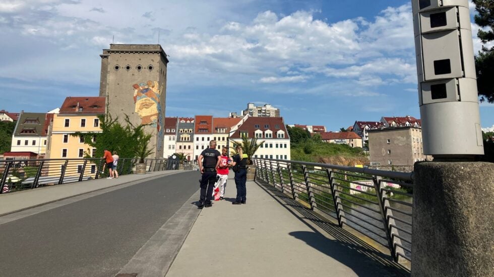 Niemieccy policjanci kontrolują osobę przekraczającą most łączący polski Zgorzelec z niemieckim Goerlitz