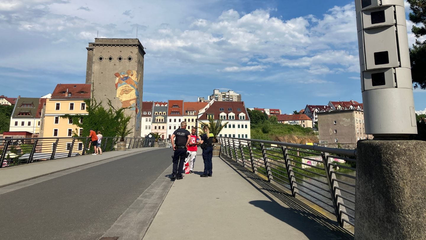 Niemieccy policjanci kontrolują osobę przekraczającą most łączący polski Zgorzelec z niemieckim Goerlitz