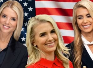 Pam Bondi, Natalie Harp i Katie Zacharia na tle flagi USA