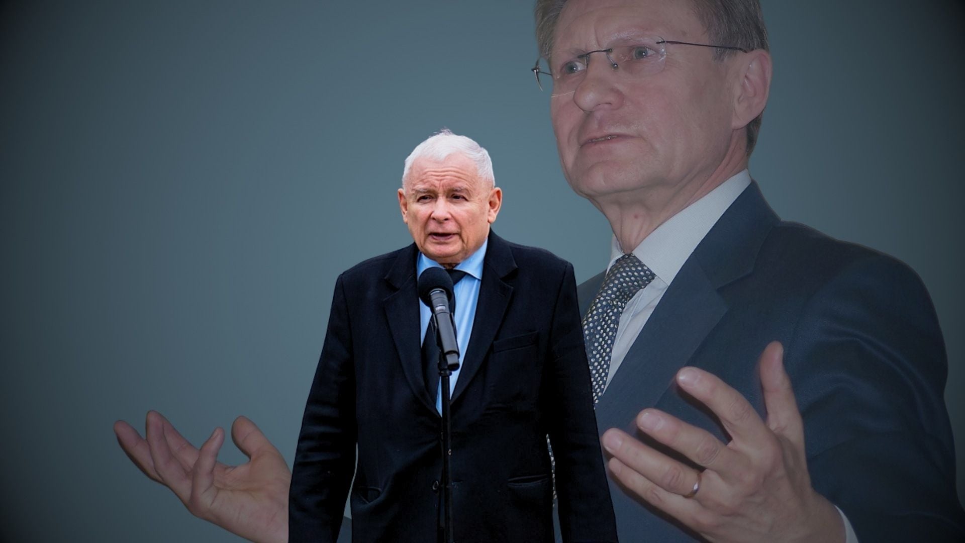 Szaro-niebieskie tło, na środku mała postać Jarosława Kaczyńskiego przy mikrofonie, za nim ogromny Leszek Balcerowicz
