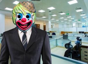 Mężczyzna w garniturze i pod krwatem w masce clowna, za nim średnio nowoczesne biuro typu open space
