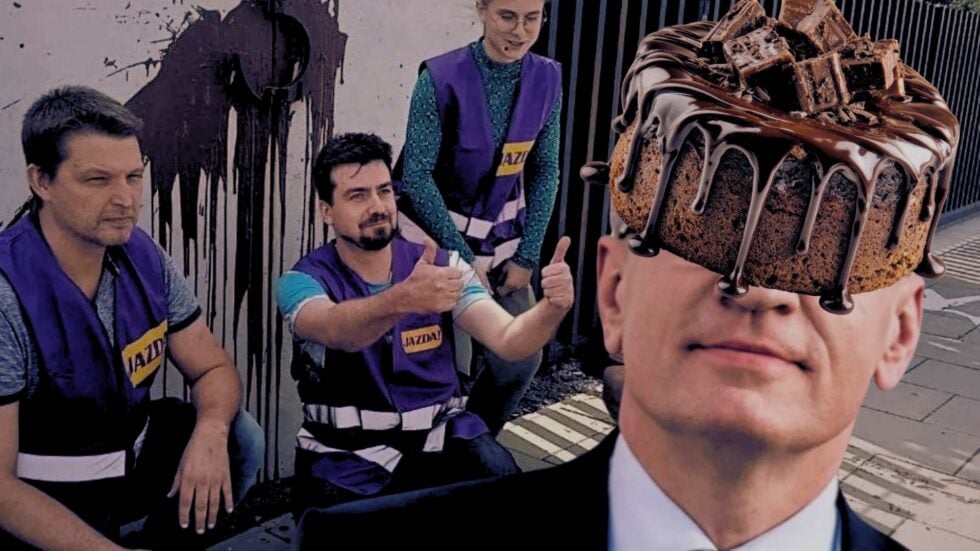 Członkowie ruchu klimatycznego Jazda pod domem Andziaks, za nimi sztuczna kupa rozbryzgana na ścianie, po prawej doklejony Jacek Jaśkowiak, któremu czekoladowy tort zasłania pół twarzy