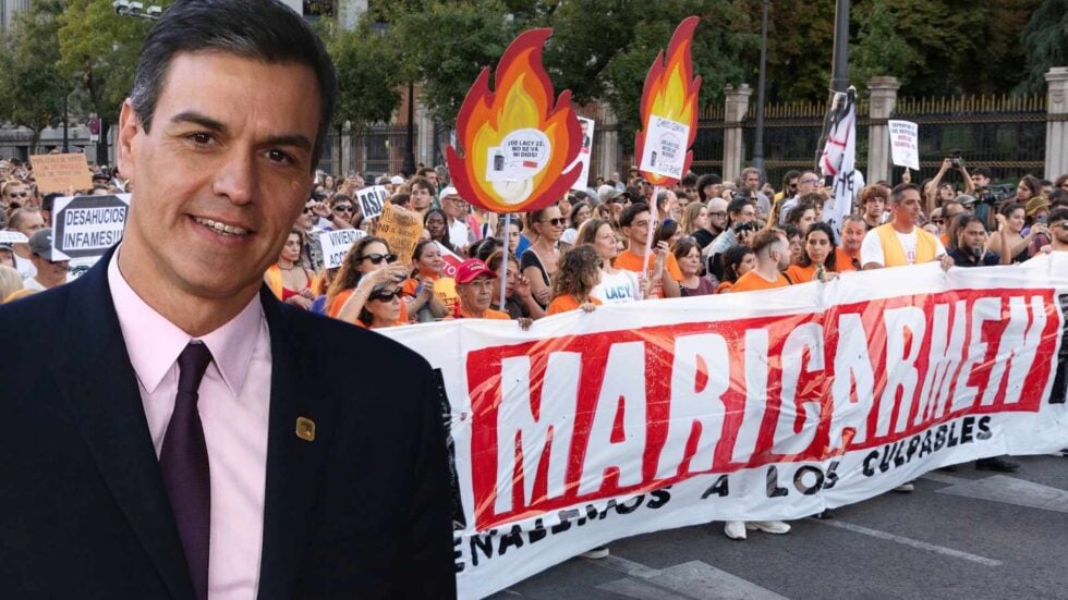 Tłum protestujących niesie wielki baner z imieniem Maricarmen, niektórzy trzymają tekturowe płomienie, z lewej strony doklejony Pedro Sanchez