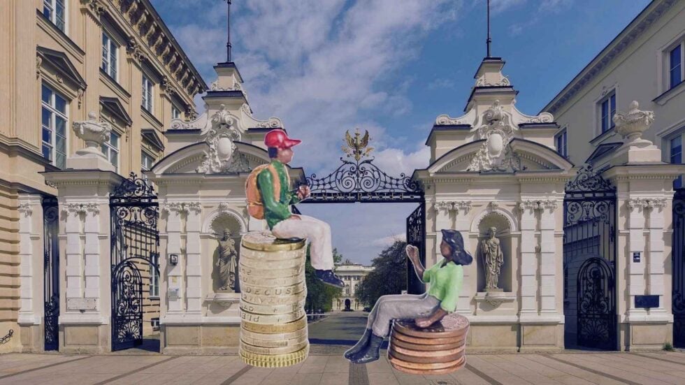 Brama Główna do kampusu centralnego Uniwersytetu Warszawskiego, przy wejściu siedzą dwie rysunkowe postaci - jedna na wysokiej kupce monet, druga na niskiej