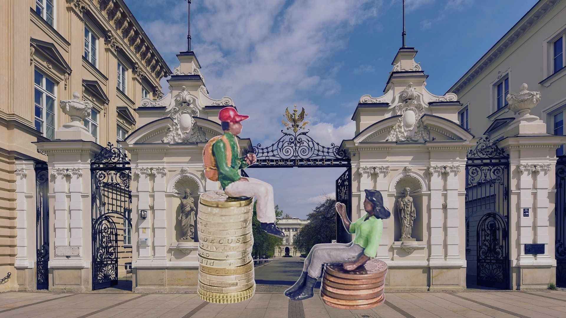 Brama Główna do kampusu centralnego Uniwersytetu Warszawskiego, przy wejściu siedzą dwie rysunkowe postaci - jedna na wysokiej kupce monet, druga na niskiej