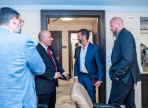 W środku: Fernando Cerimedo, Donald Trump Jr. i Brad Parscale
