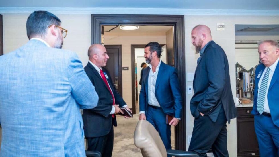 W środku: Fernando Cerimedo, Donald Trump Jr. i Brad Parscale