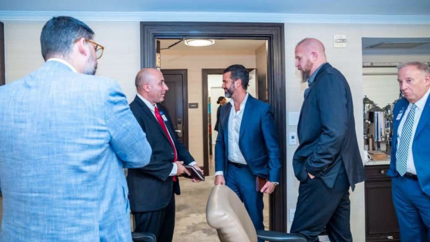 W środku: Fernando Cerimedo, Donald Trump Jr. i Brad Parscale